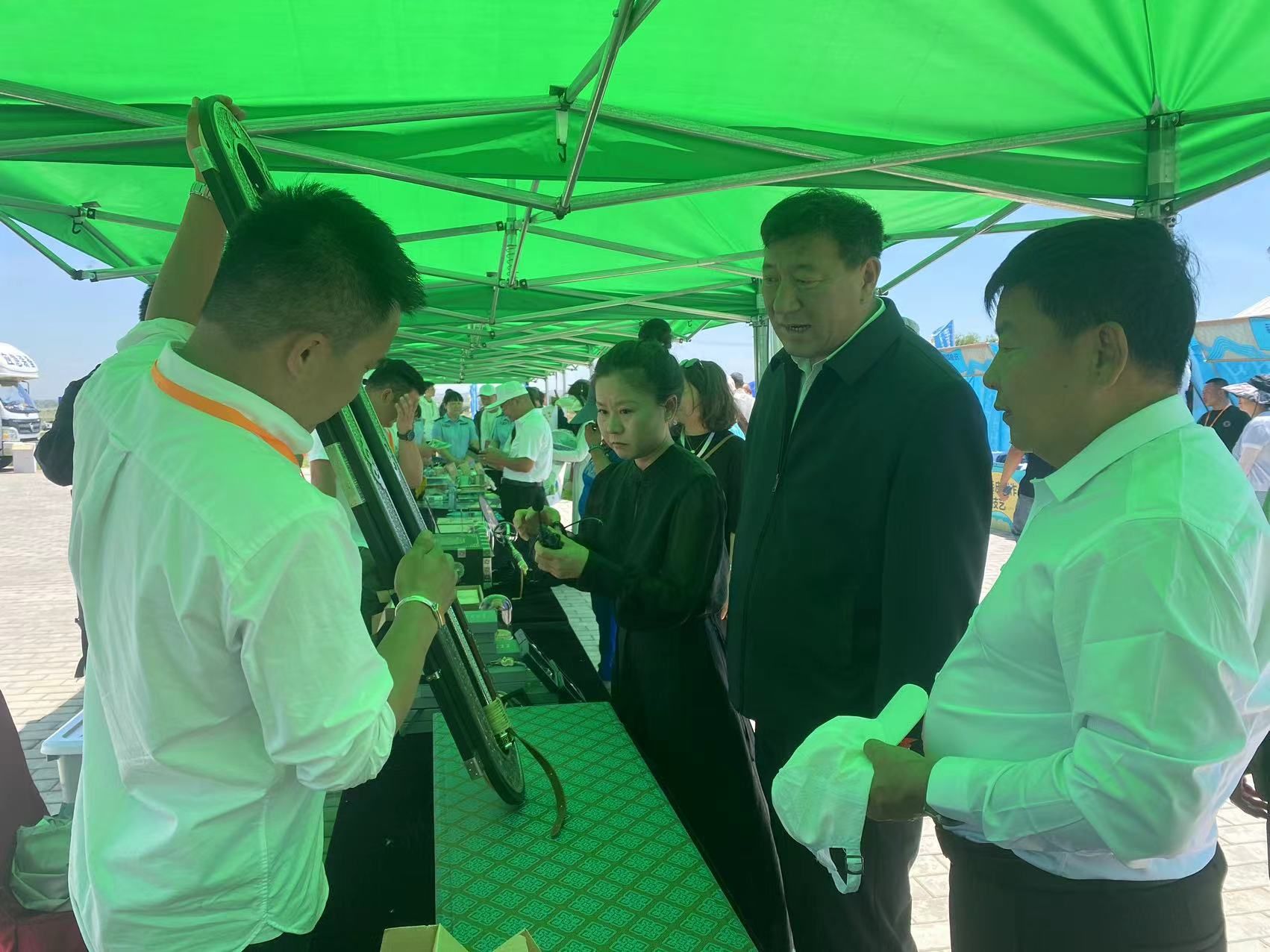 学校党委统战部、美术与设计学院参加“感党恩、听党话、跟党走”群众教育实践活动主题宣讲暨“石榴籽e起来——送政策送技术送服务”活动