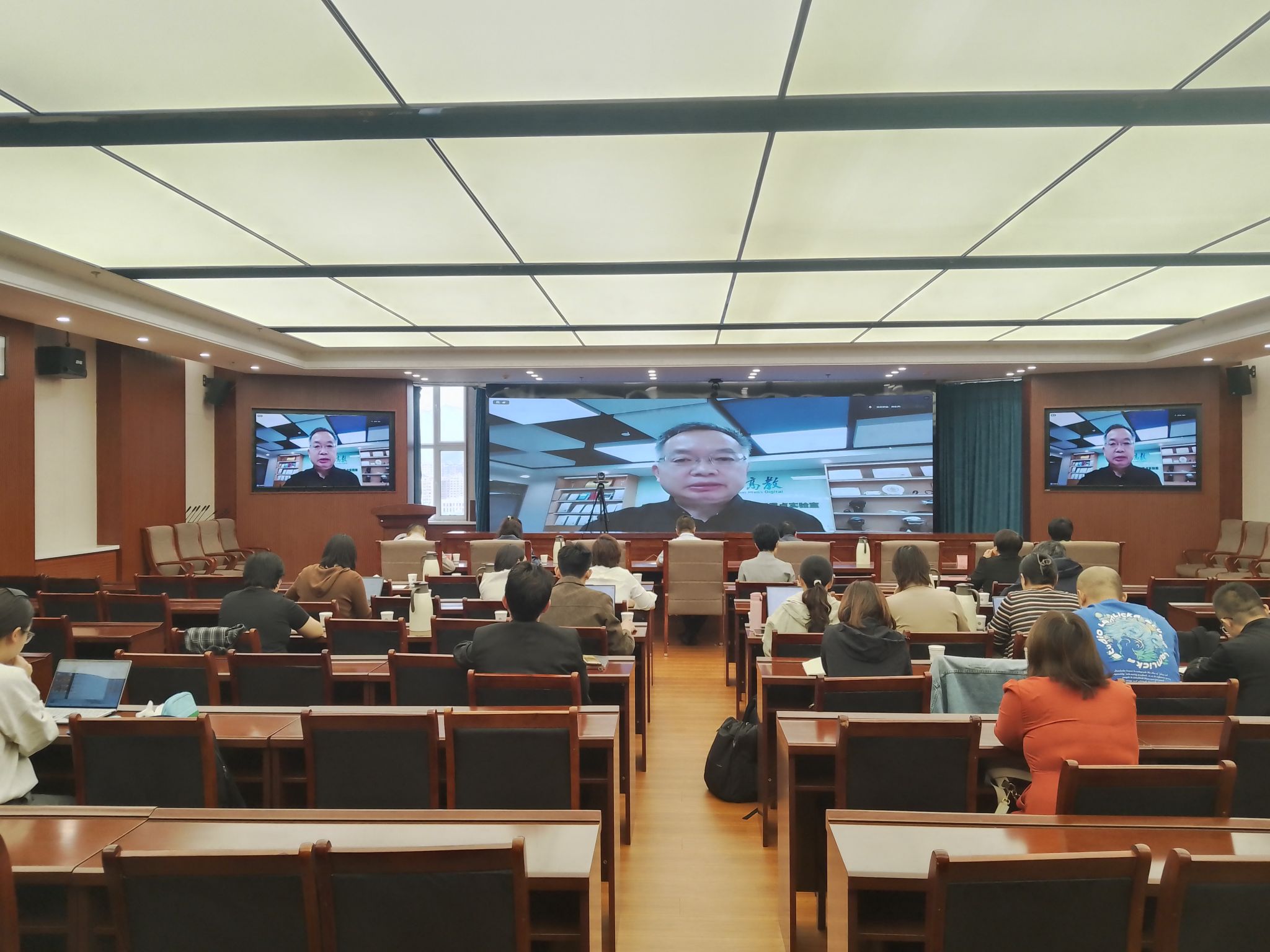 best365组织参加2025年内蒙古自治区级实验教学示范中心高质量发展研讨会