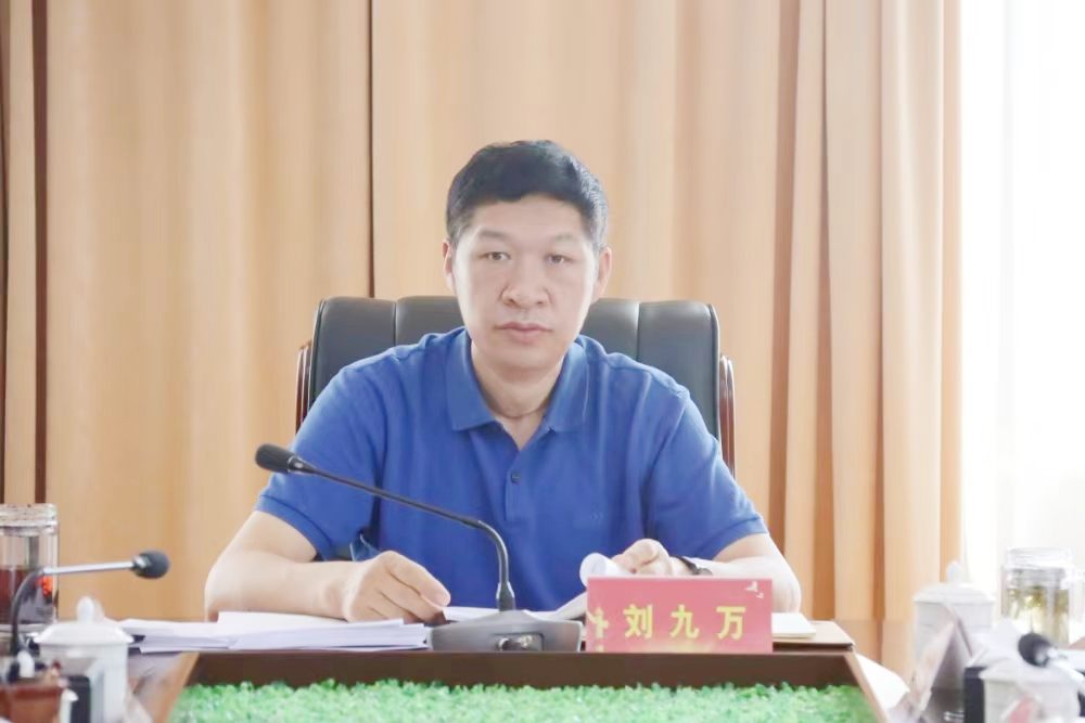 【主题教育进行时】刘九万主持召开学校党委理论学习中心组“扬优势、找差距、促发展”专题学习研讨会