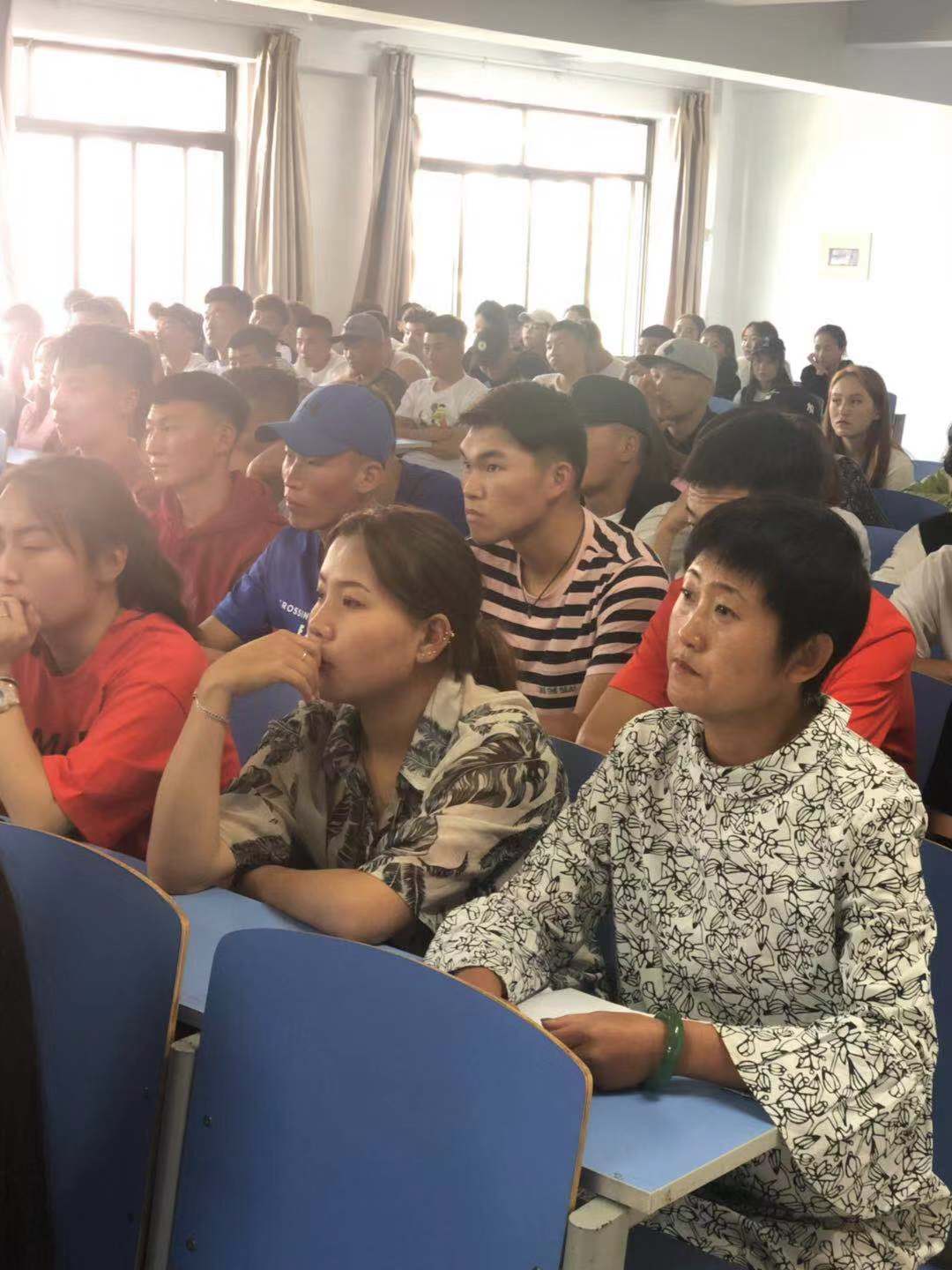 学院开展了丰富多彩的新生入学教育活动