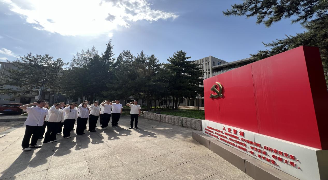 蒙古学学院学生党支部开展毕业生党员廉洁教育暨重温入党誓词活动