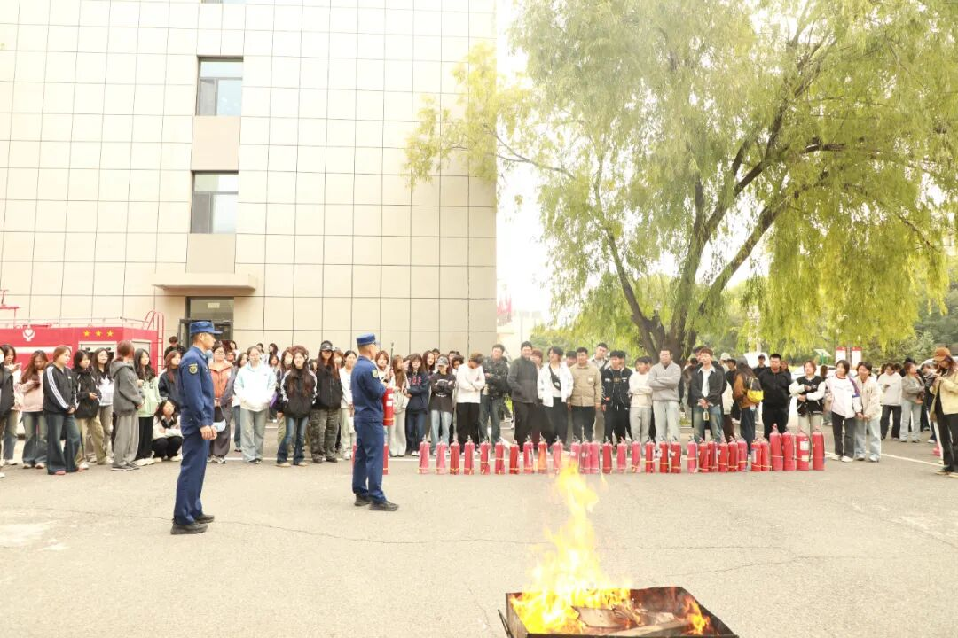 联合安全管理处组织美术与设计学院院师生开展实验室消防安全知识培训及应急演练
