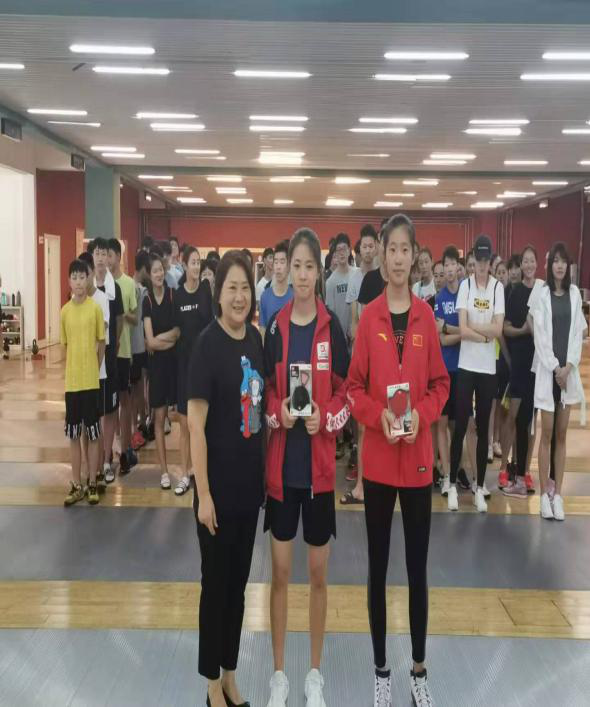 孔庆玮副院长为“读书体会”获
奖运动员颁奖 孔庆玮副院长为“读书体会”获
奖运动员颁奖